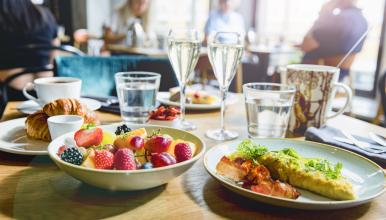 Samppanjabrunssi ravintola Krog Robassa Helsingissä