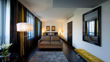 Kauniisti sisustettu hotellihuone Helsingin keskustassa